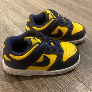 Nike Dunks for toddler! Navy and yellow. Barely used US 6C